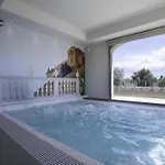 Nora Villa *
